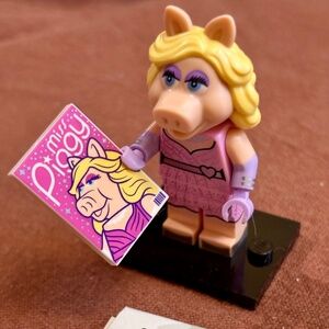 LEGO The Muppets "Miss Piggy" Complete with stand, accessories & pamphlet.